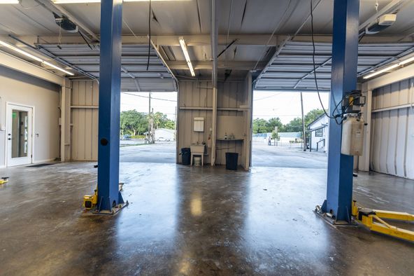 N. Florida Ave Warehouse or Automotive/Office/Showroom- 6,061 SF : 14041 N Florida Ave, Tampa, FL 33613